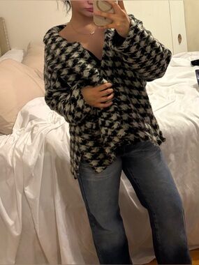 Cozy Houndstooth V-Neck Oversized Sweater - Black & Cream